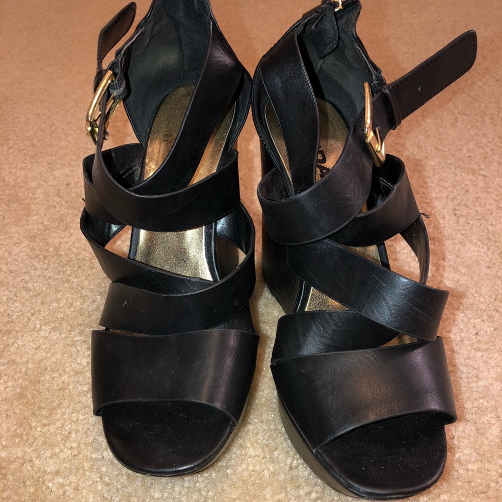 Black strapping wedges